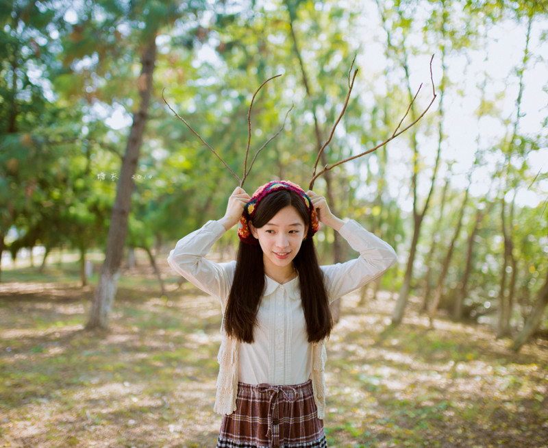 碎花裙美女森林捡松果