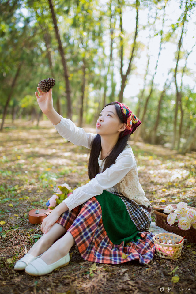 碎花裙美女森林捡松果