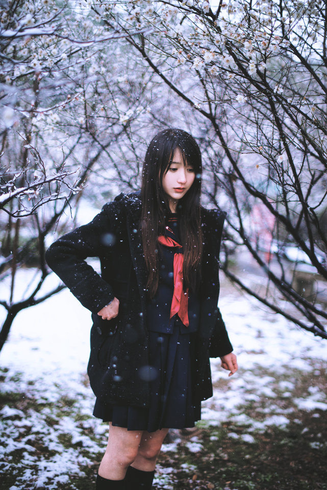 雪地上的清纯女子图片