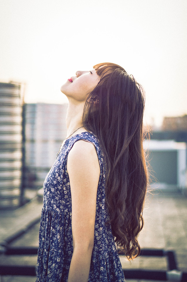 碎花长裙美女在天台清纯照