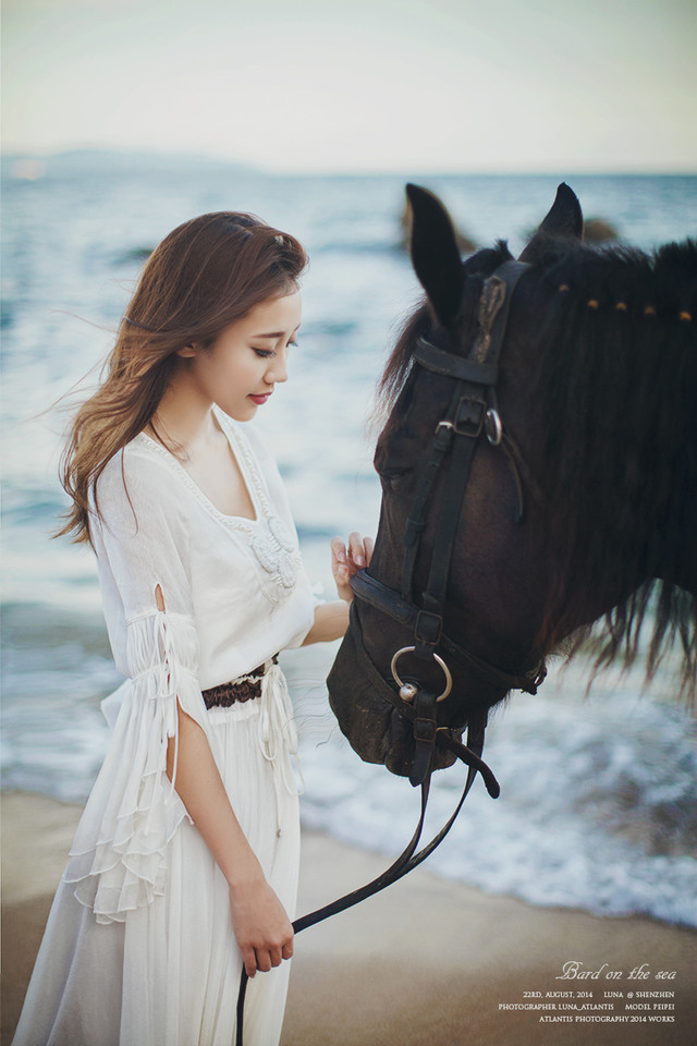 海边马背上的白裙美女