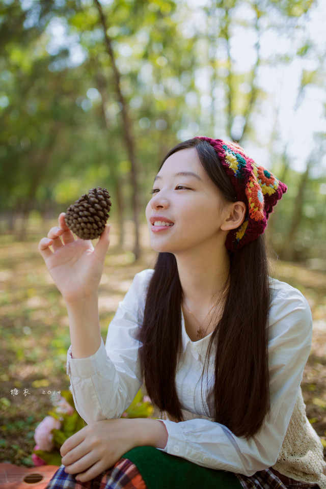 碎花裙美女森林捡松果