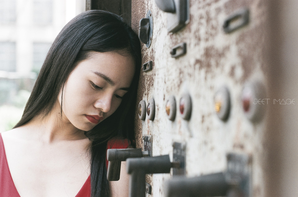 红裙女子白皙肌肤迷人写真