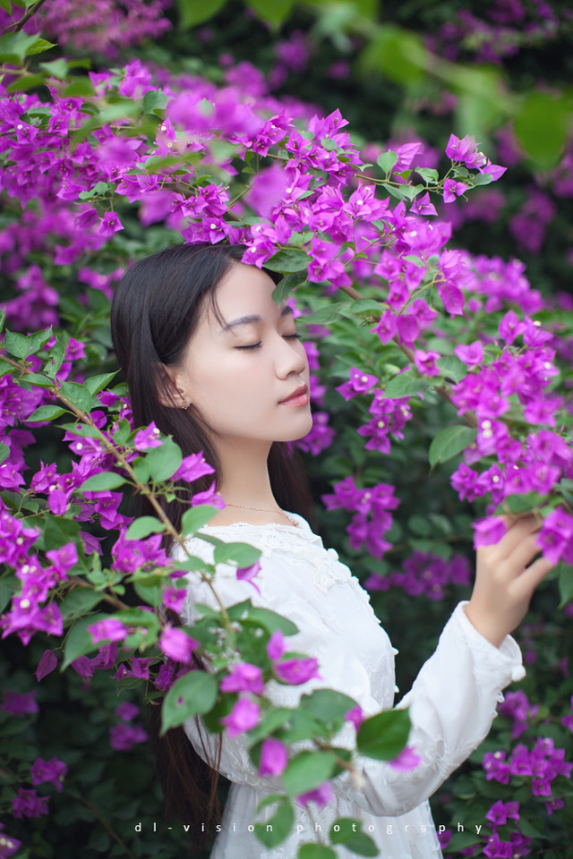 花丛中的白裙迷人少女