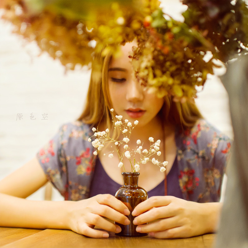 碎花长裙女子清纯图