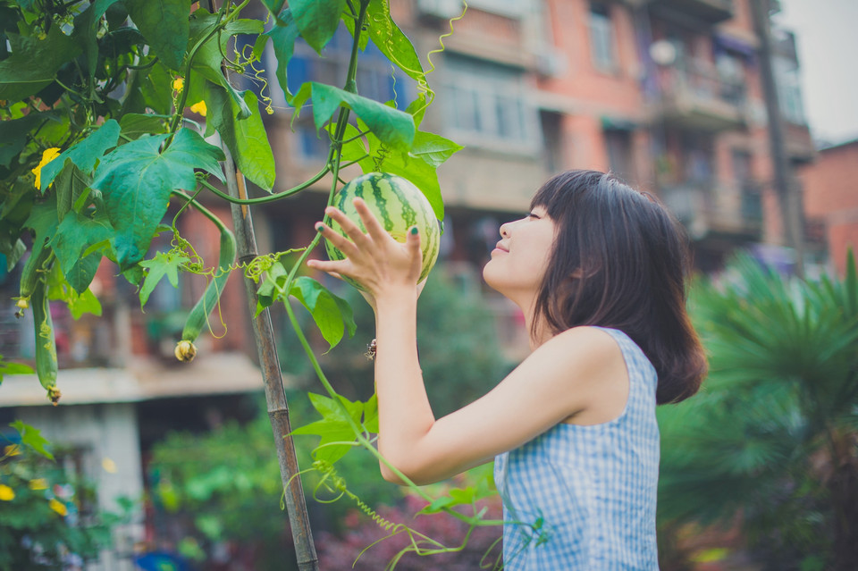 西瓜美女清纯卖萌户外图