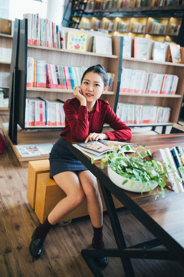 图书馆清纯卖萌女